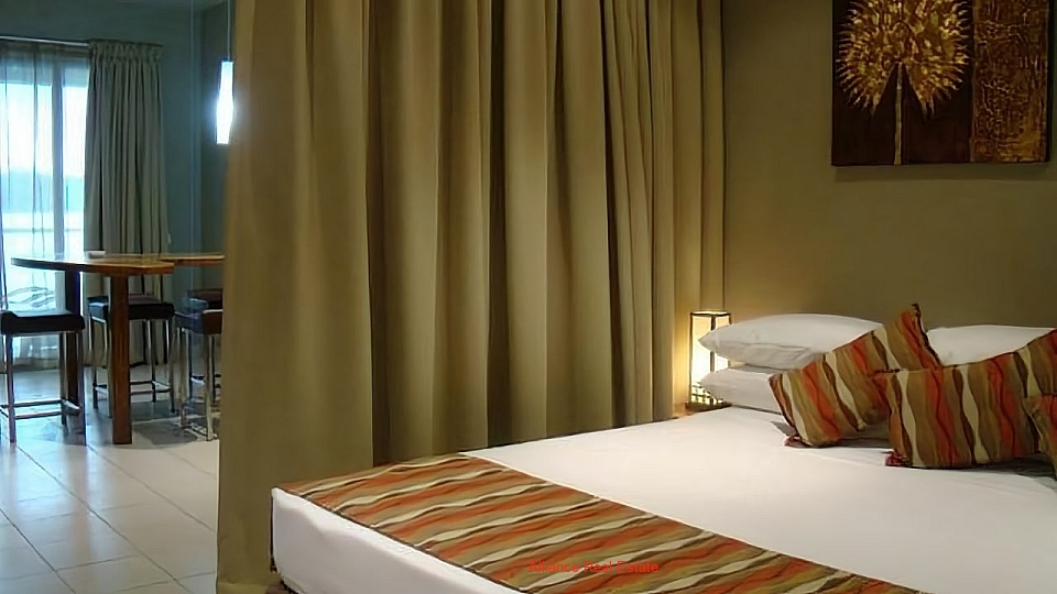 Luxuary Lagoon-side Apartment