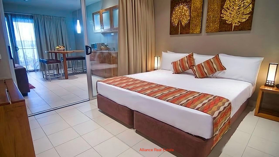Luxuary Lagoon-side Apartment