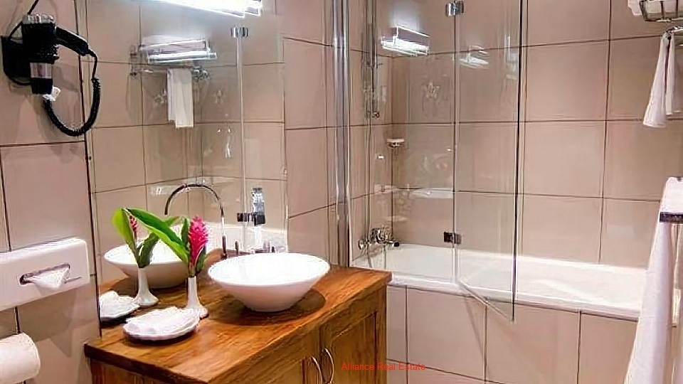 Luxuary Lagoon-side Apartment