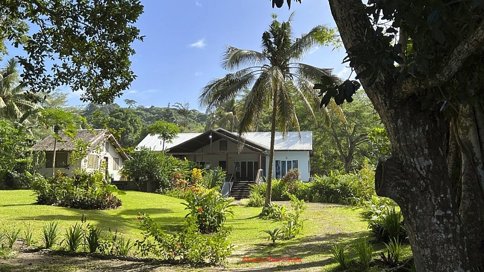 Family living and entertaining in Mele Bay